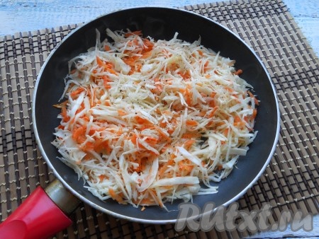 Перемешать капусту с морковью и поместить ее в разогретую с растительным маслом сковороду. Еще немного посолить и поперчить.