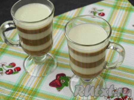 Таким образом, чередую кофейную и молочную смеси, наполнить стаканы до самого верха, давая каждому слою хорошо застыть.
