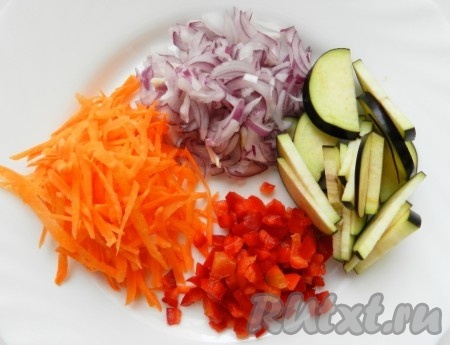 Баклажан, болгарский перец и лук нарезать, морковь натереть на тёрке.
