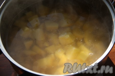 К отваренной фасоли добавить очищенный мелко нарезанный картофель и варить до готовности картошки.

