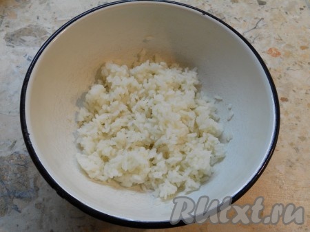 Рис отварить в подсоленной воде (в соотношении риса и воды 1:2) до готовности в течение 15-20 минут на небольшом огне, после чего промыть горячей водой, остудить. Поместить рис в миску.
