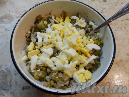 Очищенные вареные яйца нарезать или порубить и добавить в салат.
