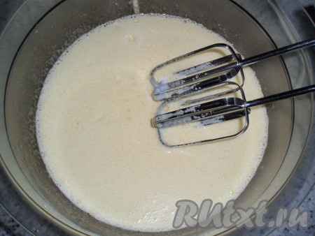 В другой посуде взбить яйца с сахаром до светлой пышной массы. Влить растительное масло, кефир и продолжать взбивание.
