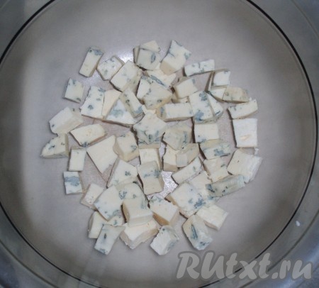  Сыр нарезать кубиками, выложить в подходящую посуду.