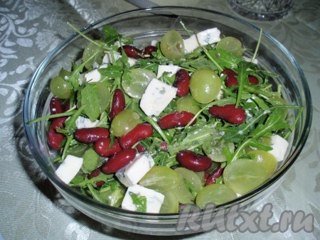 Салат с сыром, виноградом и фасолью