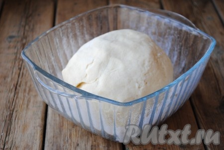 Завернуть творожное тесто в пищевую плёнку и минут на 15-20 отправить в морозилку.
