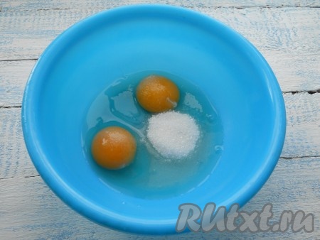 Сахар и соль добавить в миску с сырыми яйцами, взбить до однородности венчиком.