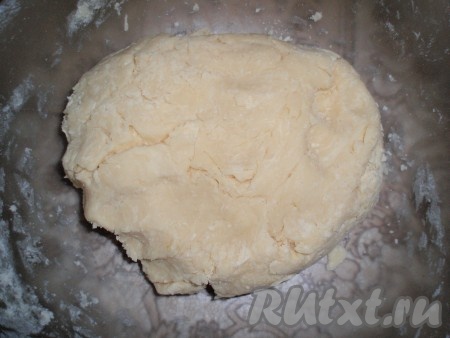 Влить яично-сметанную смесь в мучную смесь и быстро замесить тесто.
