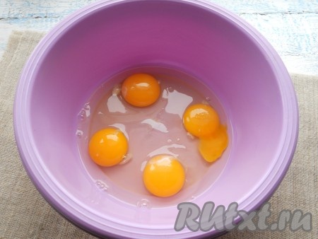 Для приготовления бисквита яйца разбить в глубокую миску.
