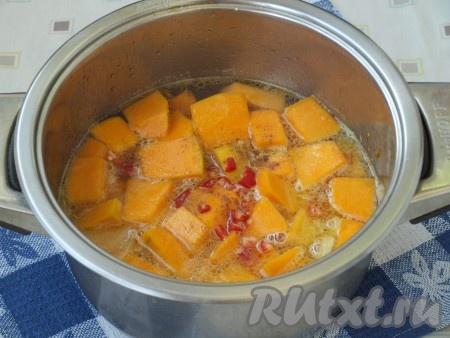 Перец чили нарезать на кусочки и добавить в суп, дать закипеть, а после этого варить минут 25 (тыква должна стать мягкой) на небольшом огне.