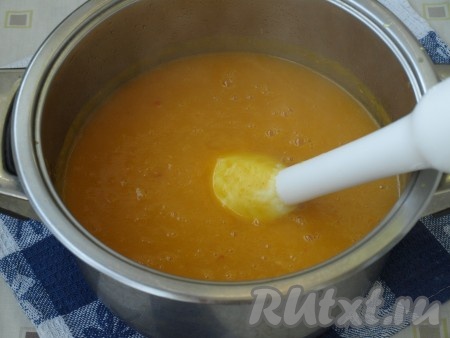 Пюрировать суп с помощью погружного блендера. Попробовать на соль, если нужно, подсолить.