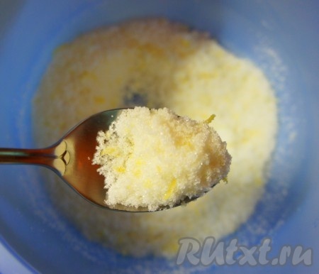 Цедру лимонов натереть на мелкой тёрке. Натирайте аккуратно, чтобы не попала белая часть, иначе крем будет горчить! Добавить сахарный песок и руками тщательно перемешать цедру с песком. На фото видно, что сахар приобретёт приятный желтый цвет. Дать постоять 10-30 минут (получится более насыщенный лимонный вкус).
