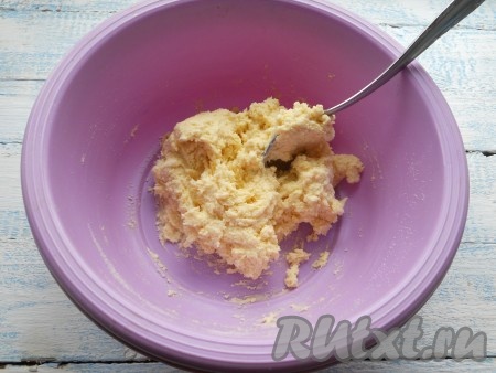 Крошку пересыпать в глубокую миску, влить полученную яичную смесь и ложкой замесить мягкое тесто.

