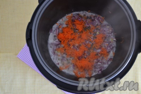 Очищенную морковь натереть на мелкой терке и всыпать в чашу сразу же после добавления лука.