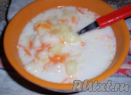 Вкусный молочный суп с фасолью разлить по тарелкам и подать в горячем виде.

