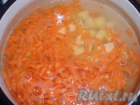 В кастрюле вскипятить 0,5 литра воды. Кипящую воду посолить, положить картофель и морковь, варить до готовности овощей на небольшом огне.
