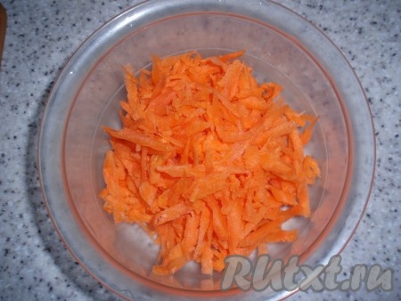 Морковь очистить и натереть на крупной терке.
