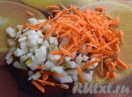 Нарезаем мелко лук и натираем морковь на крупной терке.
