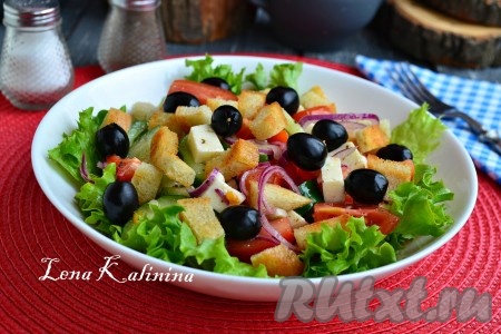 Вкуснейший, ароматнейший греческий салат с сухариками подать к столу.