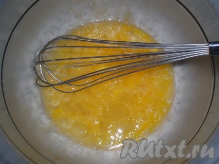 Взбить яйца с сахаром и солью.
