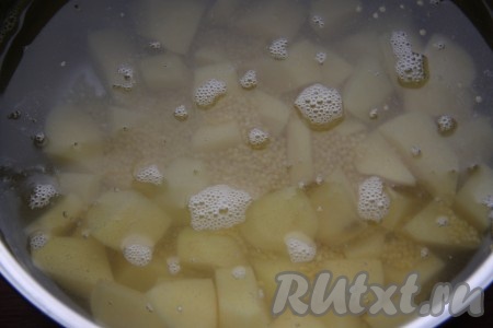 Очищенный картофель нарезать кубиками и залить бульоном (или водой), добавить пшено, довести до кипения, уменьшить огонь и варить до готовности картошки.