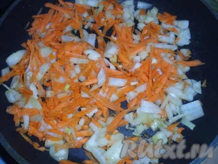 Репчатый лук мелко нарезать. Морковь натереть на крупной терке. Обжарить на растительном масле лук и морковь на небольшом огне, периодически помешивая, до золотистого цвета.

