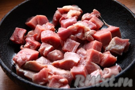Куриное мясо нарезать кубиками и выложить на сковороду, разогретую с растительным маслом. 