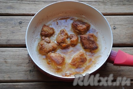 Жарить куриное филе в панировке на среднем огне на сковороде до золотистой корочки, примерно, по 2-3 минуты с каждой стороны. 
