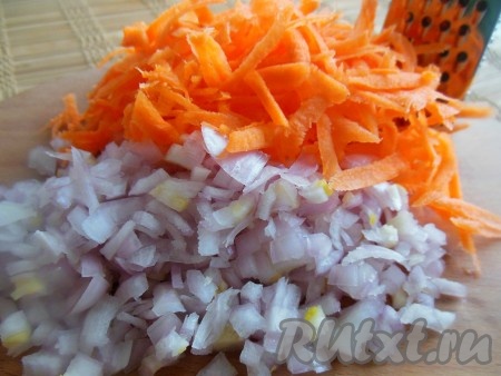 Морковь натрите на терке, лук нарежьте небольшими кубиками.