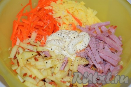 Сложить в миску ветчину, яблоко, морковь, сыр, выдавить чеснок, посолить и поперчить по вкусу, добавить майонез, перемешать салат.