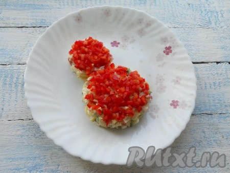 Красный сладкий перец нарезать очень мелкими кубиками и украсить салат сверху. 