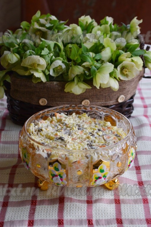 Салат с маринованными опятами и курицей - рецепт с фото