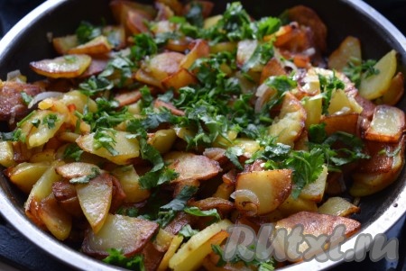 Жарим картофель до готовности лука, выключаем огонь и добавляем мелко нарезанную зелень (можно также для аромата добавить 1-2 зубчика чеснока, пропущенного через пресс).
