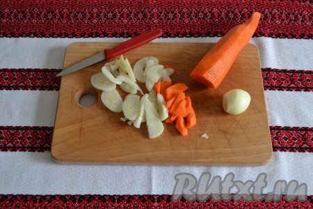 Очищенный лук нарезать полукольцами, а морковь - крупной соломкой.
