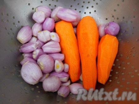 Очистите лук и морковь.