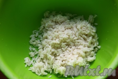 Нужное количество риса отварить до готовности, в соответствии с инструкцией на упаковке.