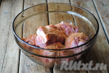 Добавить к нарезанным кусочкам свинины приправу к шашлыку, хорошо перемешать, чтобы каждый кусочек мяса был в приправе. 
