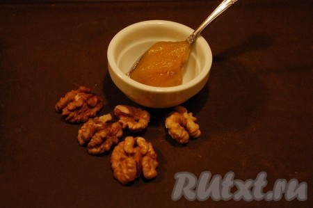 Приготовить мед с орехами.