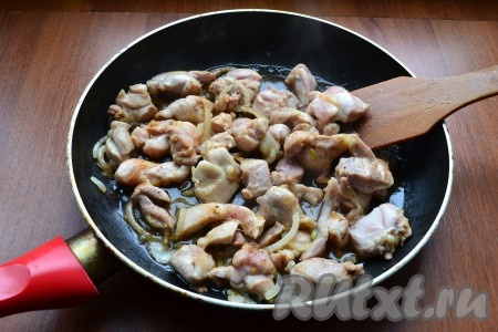 Обжарить курицу с луком минут 5, иногда перемешивая, посыпать специями и влить соевый соус.
