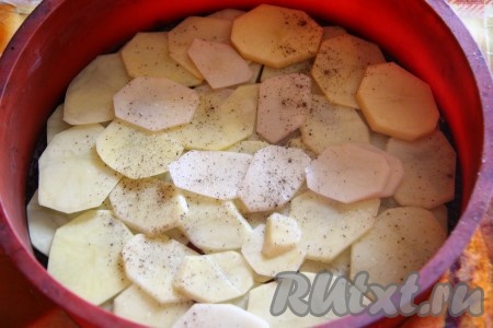 Картофель очистить. 2 картофелины нарезать тонкими кружочками и выложить в два слоя в форму для выпечки (силиконовую форму можно не смазывать маслом), присолить и поперчить.