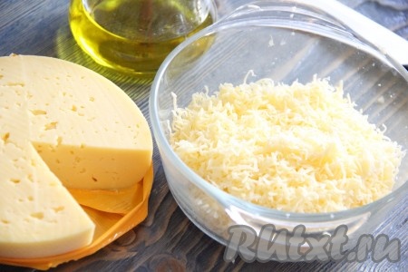 Сыр натереть на мелкой тёрке и соединить с чесноком, слегка перемешать.