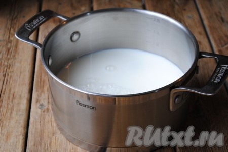 Молоко налить в кастрюлю, поставить на огонь и нагреть.
