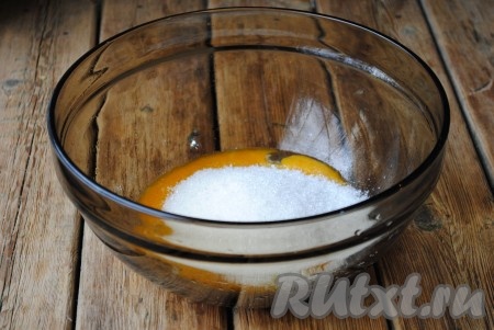 Яичные желтки соединить с сахаром и ванильным сахаром. 