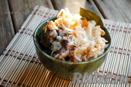 Вкусная и сытная солянка с рисом и капустой готова, подавать на стол в горячем виде. 