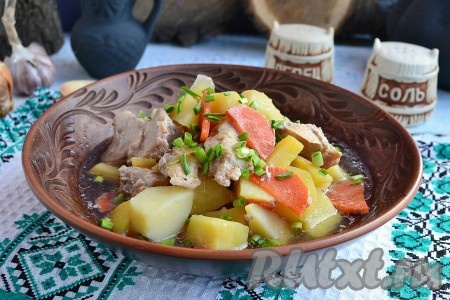 Кролик с картошкой, приготовленный в горшочке, - нежнейшее и очень вкусное блюдо, подаём к столу в горячем виде, посыпав зеленью. 