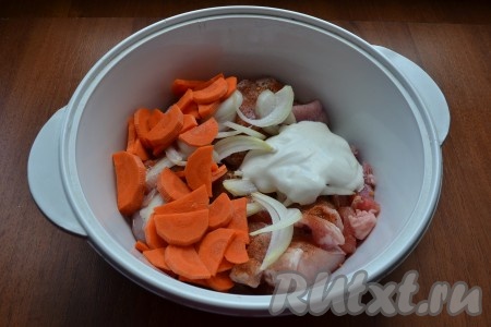 Также добавить сметану и нарезанную полукружочками морковь. 