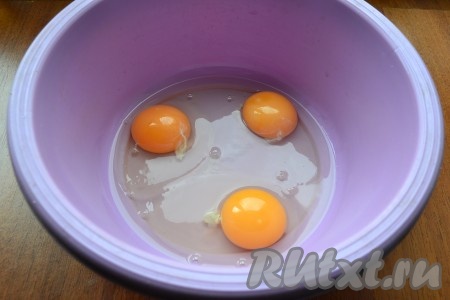 Прежде всего замесим тесто для бисквита, для этого в глубокую миску нужно разбить яйца, добавить щепотку соли.