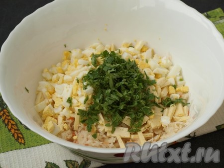 Нарубить варёные яйца, измельчить петрушку и добавить в салат с квашеной капустой.
