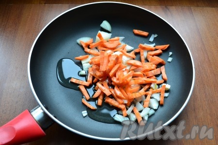 Лук и морковь нарезать, выложить в сковороду с подсолнечным маслом.
