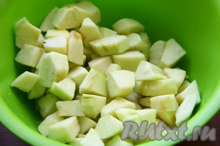 Яблоки, очищенные от кожуры и семян, нарезать кубиками.